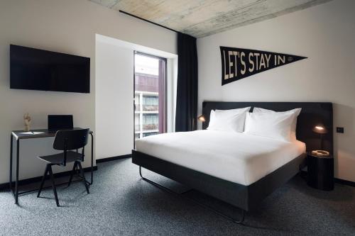 Postel nebo postele na pokoji v ubytování The Social Hub Porto Extended Stay