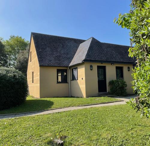 Cottage YVEL au Pied du lac au Duc, son Golf et sa Base Nautique