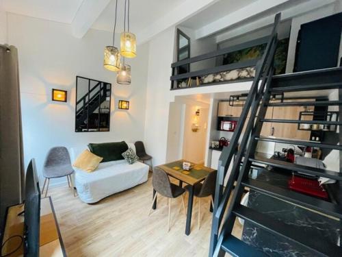 un salon avec un canapé et un escalier en colimaçon dans l'établissement City break in old center Aix!, à Aix-en-Provence