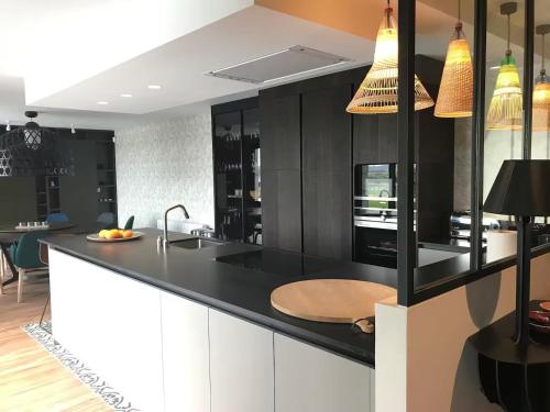 Kuchyň nebo kuchyňský kout v ubytování Villa Design de Luxe, vue Bréhat