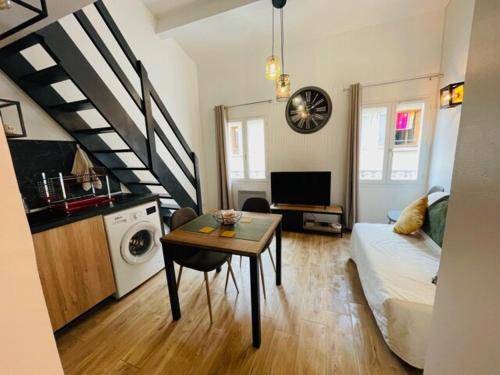 un salon avec un canapé et une table dans l'établissement City break in old center Aix!, à Aix-en-Provence