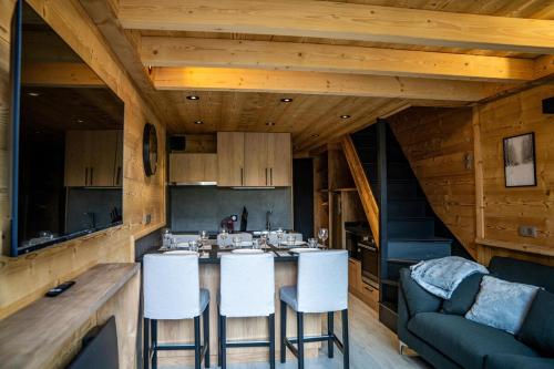 une cuisine avec une table et des chaises dans une pièce dans l'établissement Silveralp Cosy Apartment 6 people, à Val Thorens
