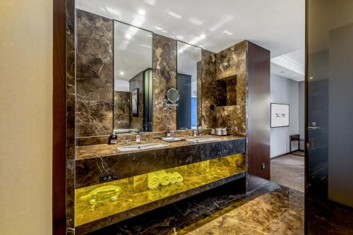 Bilik mandi di Zhonghao International Hotel