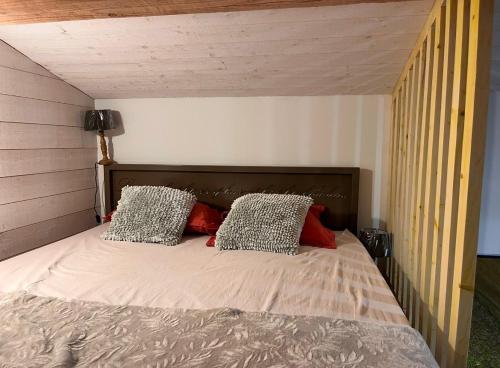 un lit avec deux oreillers dessus dans l'établissement Atelier, à Saint-Mandrier-sur-Mer