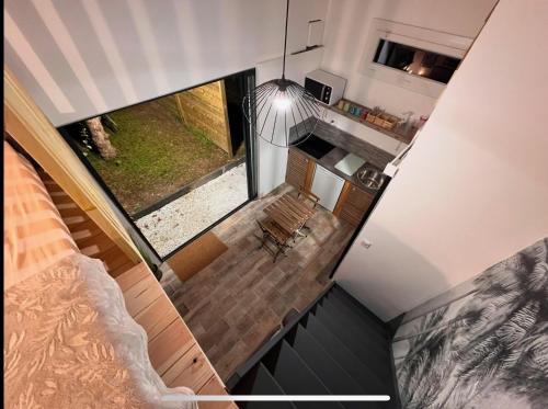 une vue de tête sur une cuisine et un salon dans l'établissement Atelier, à Saint-Mandrier-sur-Mer