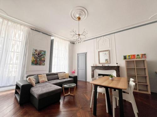 un salon avec un canapé et une table dans l'établissement L'Haussmanien, à Nantes