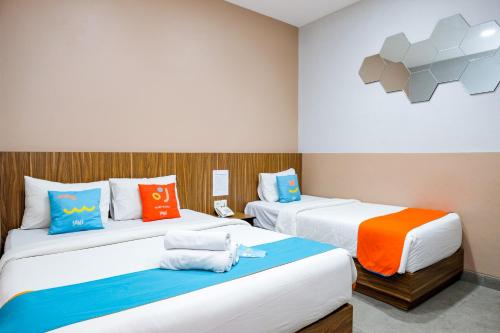 Postel nebo postele na pokoji v ubytování Sans Hotel Rajawali Surabaya by RedDoorz