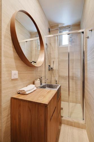 une salle de bain avec un lavabo et un miroir dans l'établissement Calm Square Flat, à Boulogne-Billancourt