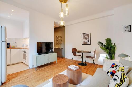 un salon avec un canapé et une table dans l'établissement Calm Square Flat, à Boulogne-Billancourt