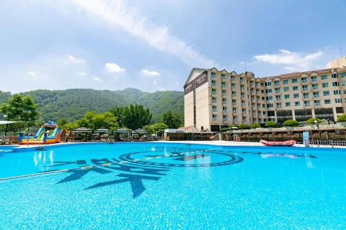 Bazén v ubytování Kensington Resort Gapyeong nebo v jeho okolí