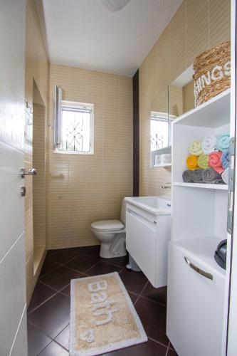 un baño con inodoro y lavabo en Oliva home, en Utjeha