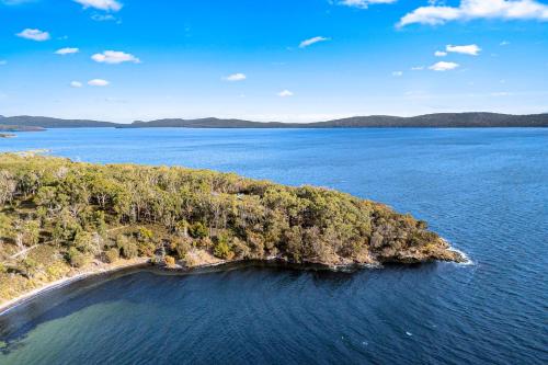 una isla en medio de un gran cuerpo de agua en Bruny Bay House, en South Bruny