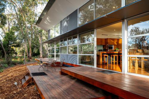 Un balcón o terraza de Bruny Bay House