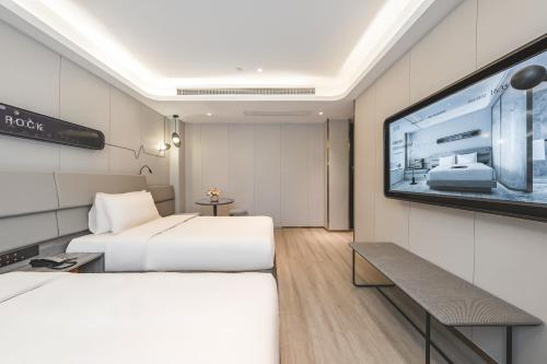 Ένα ή περισσότερα κρεβάτια σε δωμάτιο στο Atour Light Hotel Chengdu Wide-Narrow Alley