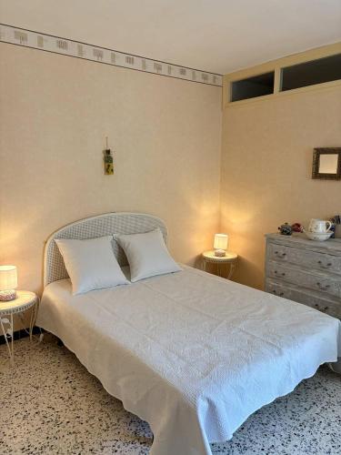 - une chambre avec un lit, 2 tables et une commode dans l'établissement Idéal pour vos vacances face à la mer 4PSA47G2, au Barcarès