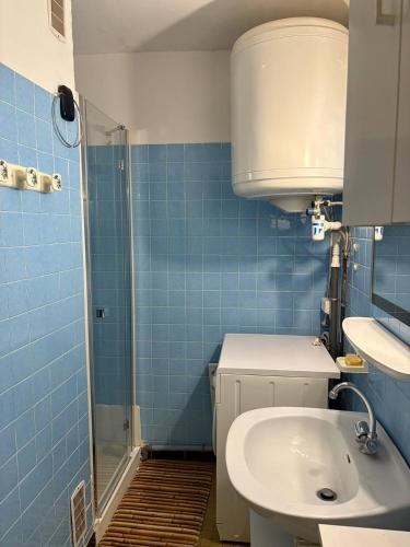une salle de bain avec toilettes, lavabo et douche dans l'établissement Idéal pour vos vacances face à la mer 4PSA47G2, au Barcarès
