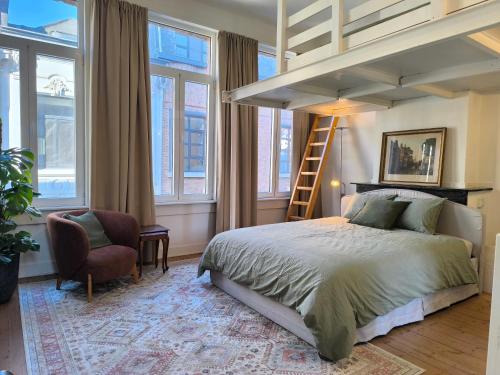 ein Schlafzimmer mit einem Hochbett und einem Stuhl in der Unterkunft Charming Family Townhouse in Antwerp in Antwerpen