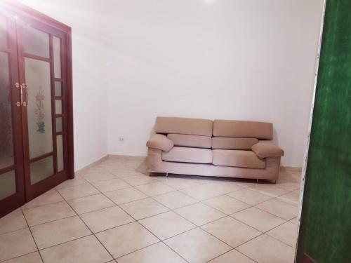 カステッランマーレ・ディ・スタービアにあるIl Rifugio delle Conchiglieのソファ付きのリビングルーム(ドア付)