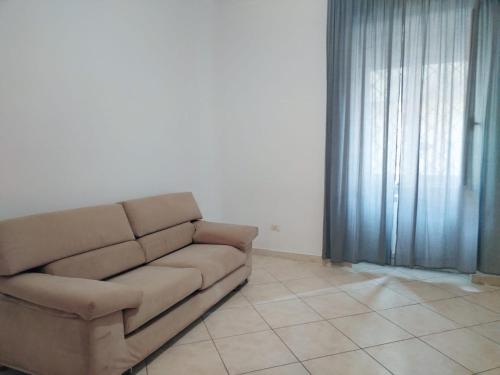 カステッランマーレ・ディ・スタービアにあるIl Rifugio delle Conchiglieの窓付きのリビングルーム(ブラウンソファ付)