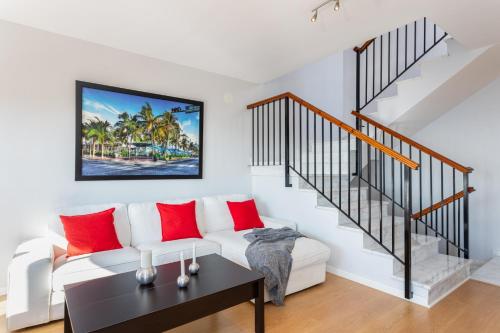a living room with a white couch and a table at Villa Margarita in Vélez-Málaga