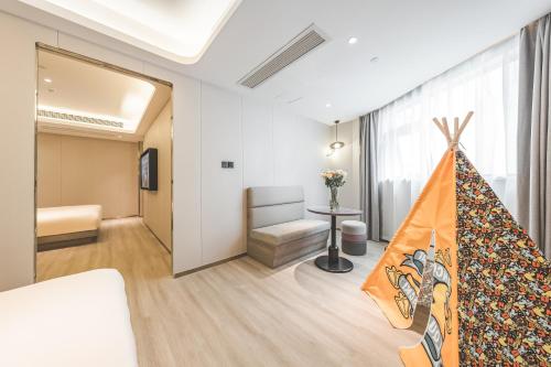 Ένα ή περισσότερα κρεβάτια σε δωμάτιο στο Atour Light Hotel Chengdu Wide-Narrow Alley