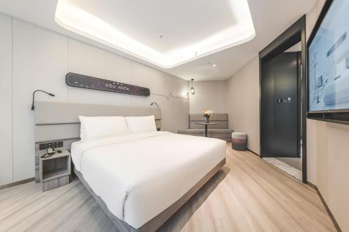 Μια τηλεόραση ή/και κέντρο ψυχαγωγίας στο Atour Light Hotel Chengdu Wide-Narrow Alley