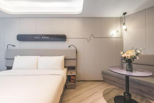 Ένα ή περισσότερα κρεβάτια σε δωμάτιο στο Atour Light Hotel Chengdu Wide-Narrow Alley