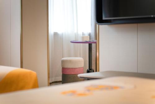 Μια τηλεόραση ή/και κέντρο ψυχαγωγίας στο Atour Light Hotel Chengdu Wide-Narrow Alley