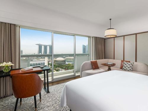 新加坡Fairmont Singapore的一间带床和大窗户的酒店房间