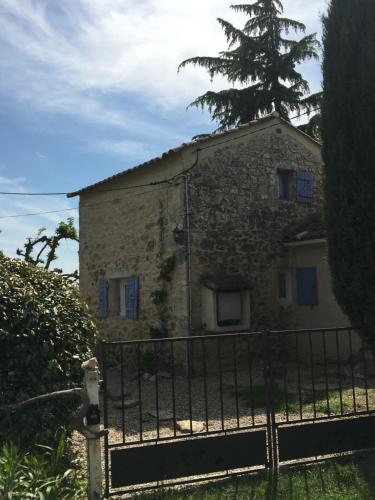 Photo de la galerie de l'établissement Le Mazet d’Eden avec son jardin privé, à Vagnas