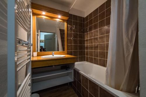une salle de bain avec un lavabo, une baignoire et un miroir dans l'établissement Apartment for 6 to 8 people in Albiez-Montrond 5-min walk from the slopes, à Albiez-Montrond