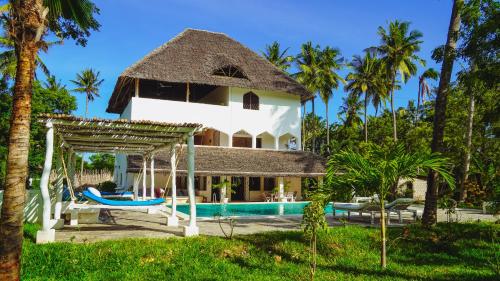 ワタムにあるKiboko Nyumbaのスイミングプールとリゾート付きのヴィラ