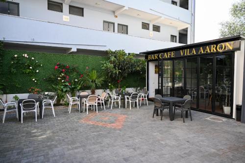 Un restaurante u otro lugar para comer en Hotel Vila AARON