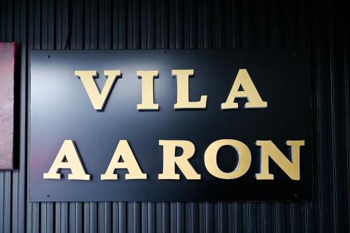 Un certificado, premio, letrero u otro documento en Hotel Vila AARON