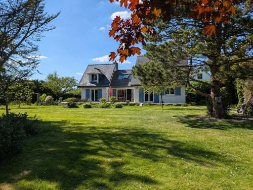 a house on a green lawn with a tree at Korrigan Cove maison 8 personnes Saint Benoit in Saint-Benoît-des-Ondes