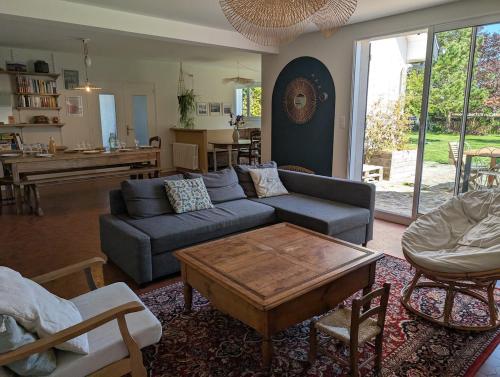 un salon avec un canapé et une table dans l'établissement Korrigan Cove maison 8 personnes Saint Benoit, à Saint-Benoît-des-Ondes