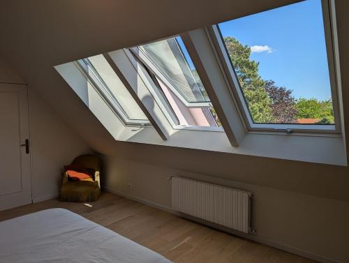 - une chambre avec deux lucarnes et un lit dans une pièce dans l'établissement Korrigan Cove maison 8 personnes Saint Benoit, à Saint-Benoît-des-Ondes