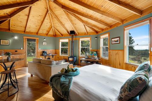 une grande chambre avec un grand lit et une cuisine dans l'établissement Mavista Cottage, à Adventure Bay