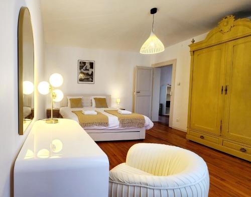 une chambre avec un lit et un canapé dans l'établissement L'écrin des confidences, à Metz