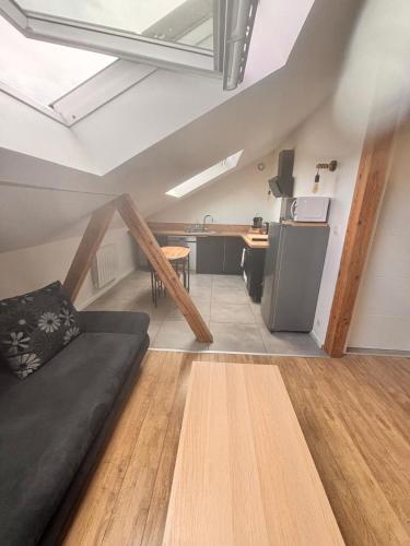 un salon avec un canapé et une cuisine dans l'établissement Wood loft by Mulhouse, à Mulhouse