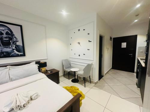 a bedroom with a bed and a clock on the wall at Cozy Abode by Embassy Gardens in Cantonments