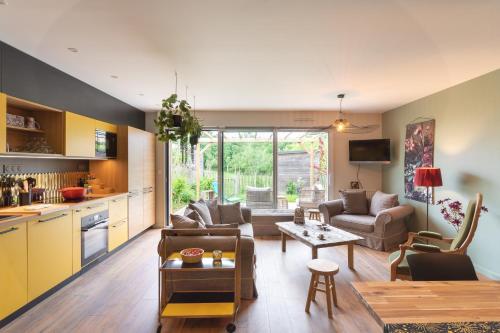 un salon avec un canapé et une table dans l'établissement La Petite Mare - proche de Rennes, à Saint-Jacques-de-la-Lande