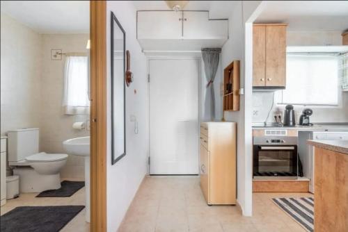 a small kitchen with a sink and a refrigerator at Torreblanca E&S in Torrevieja