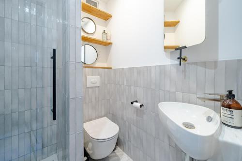 une salle de bain blanche avec un lavabo et des toilettes dans l'établissement Loft hyper-centre de Nice, à Nice