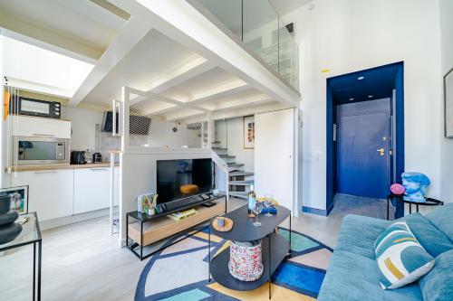 un salon avec un canapé et une table dans l'établissement Loft hyper-centre de Nice, à Nice