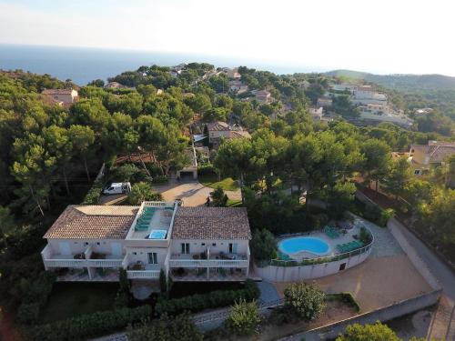昂叙埃拉雷东Appartement "Calanques" - Domaine Ciel et Mer的带游泳池的房子的鸟瞰图