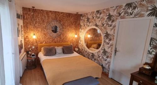une chambre avec un lit et un miroir dans l'établissement La Villa Azul, à Saint-Laurent-de-la-Salanque