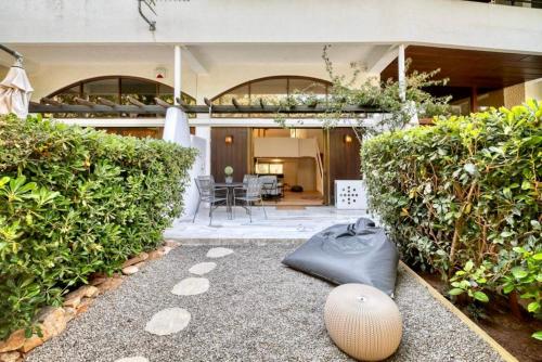 The Four Seasons Vouliagmeni Escape