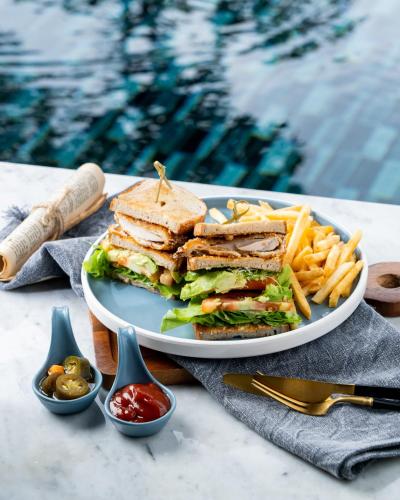Makanan di atau berdekatan hotel