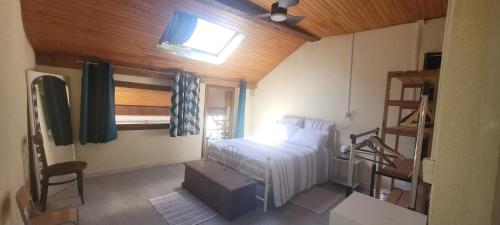 une petite chambre avec un lit et une fenêtre dans l'établissement Appartement duplex avec balcons, à Quingey